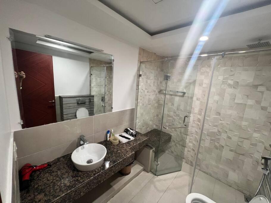 Sunset Luxury Gold Crest Mall Residency Lahore Esterno foto